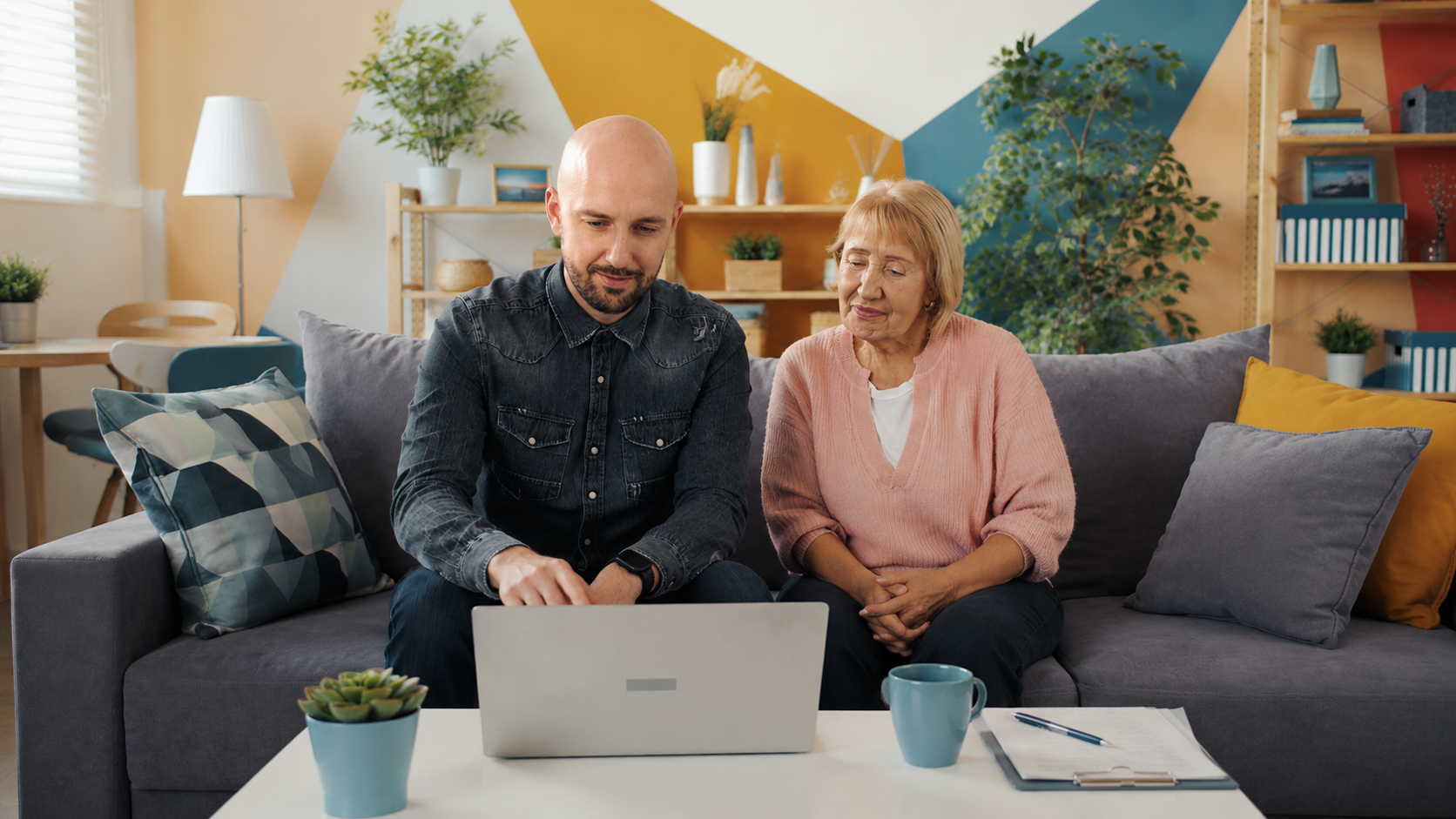 Dennis helpt een vrouw met haar computer