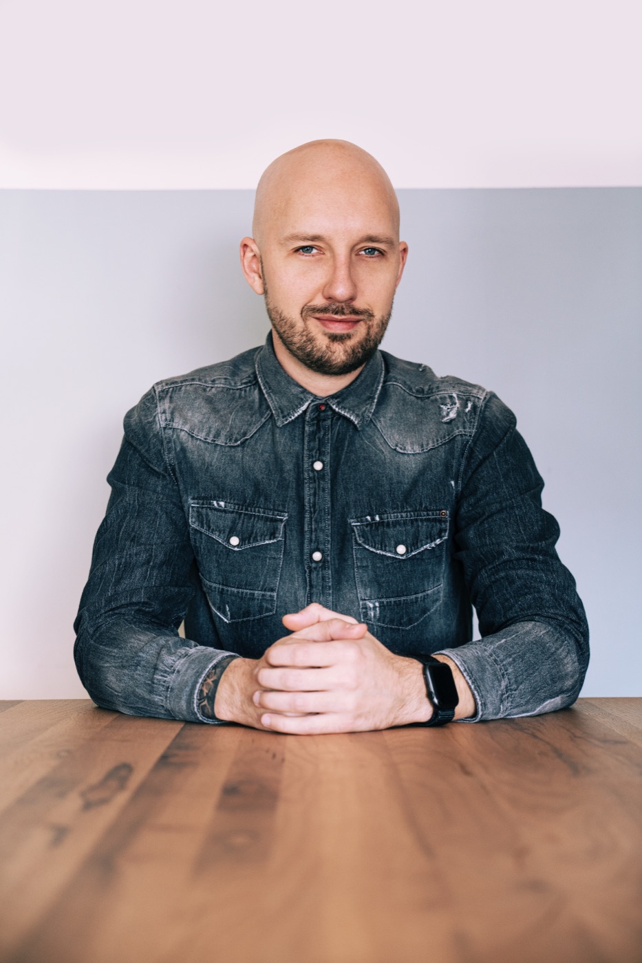 Dennis zittend aan zijn bureau